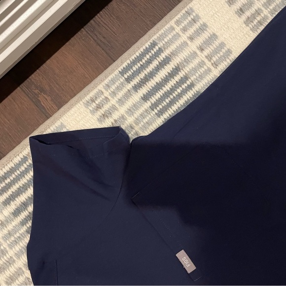 FIGS scrub top and matching bottoms, navy, size XS and XXS - Picture 8 of 13